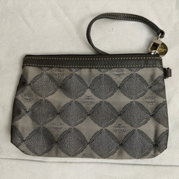 MCM DIAMOND PRINT GRAY TOTE/NYLON & LEATHER/ CLIP CLOSURE WITH MATCHING POUCH!! - Picture 10 of 16